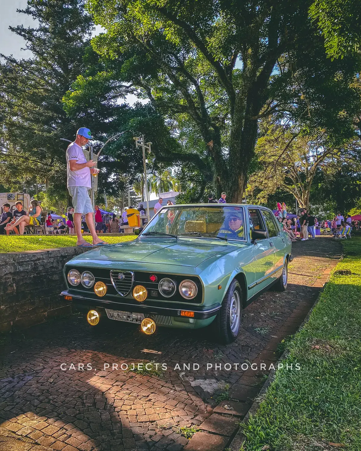 Veículo antigo em enquadramento vertical no 4º Encontro de Carros Antigos de Casca.